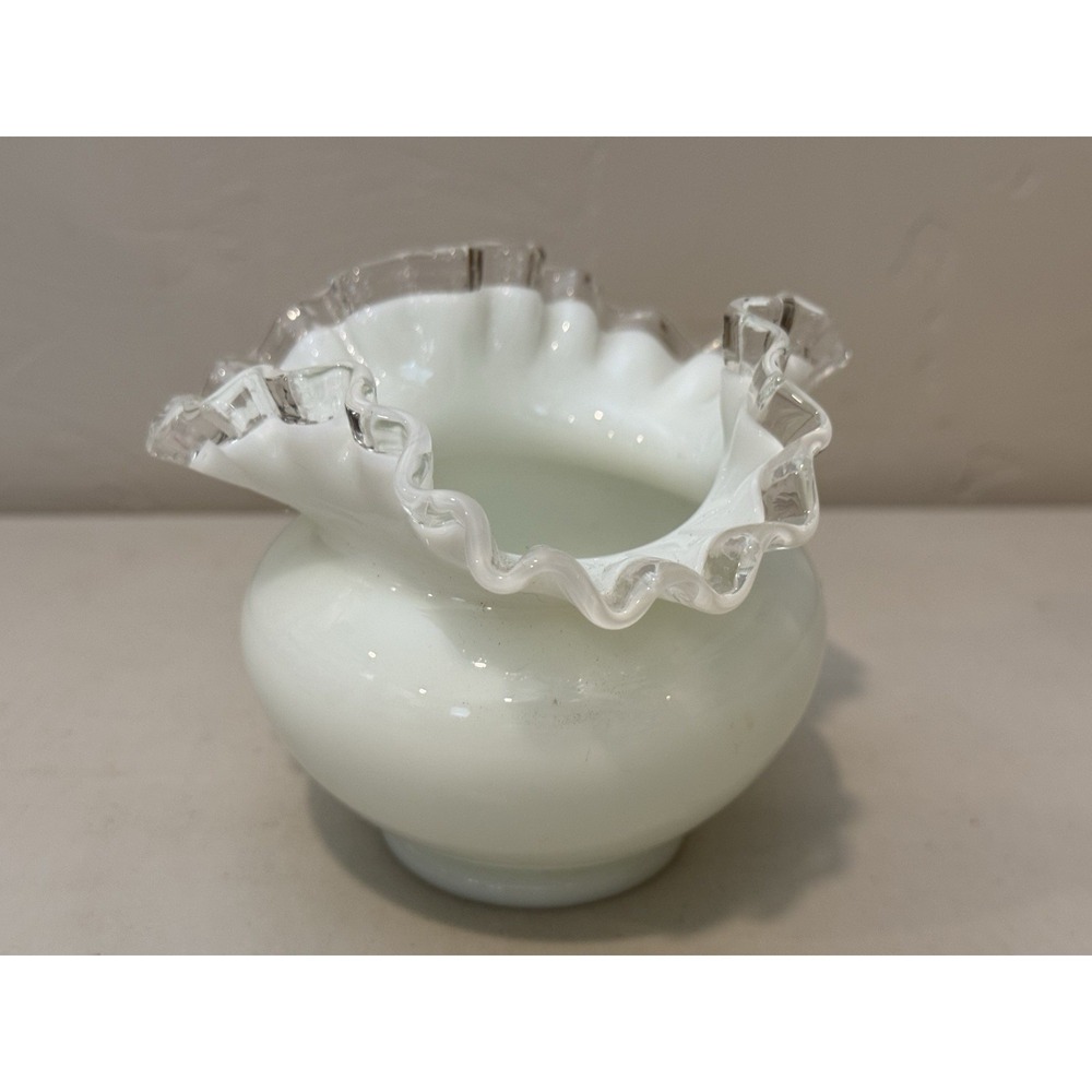 Vintage Milk Glass Scalloped‎ Vase Retro Beautiful Ruffles Small